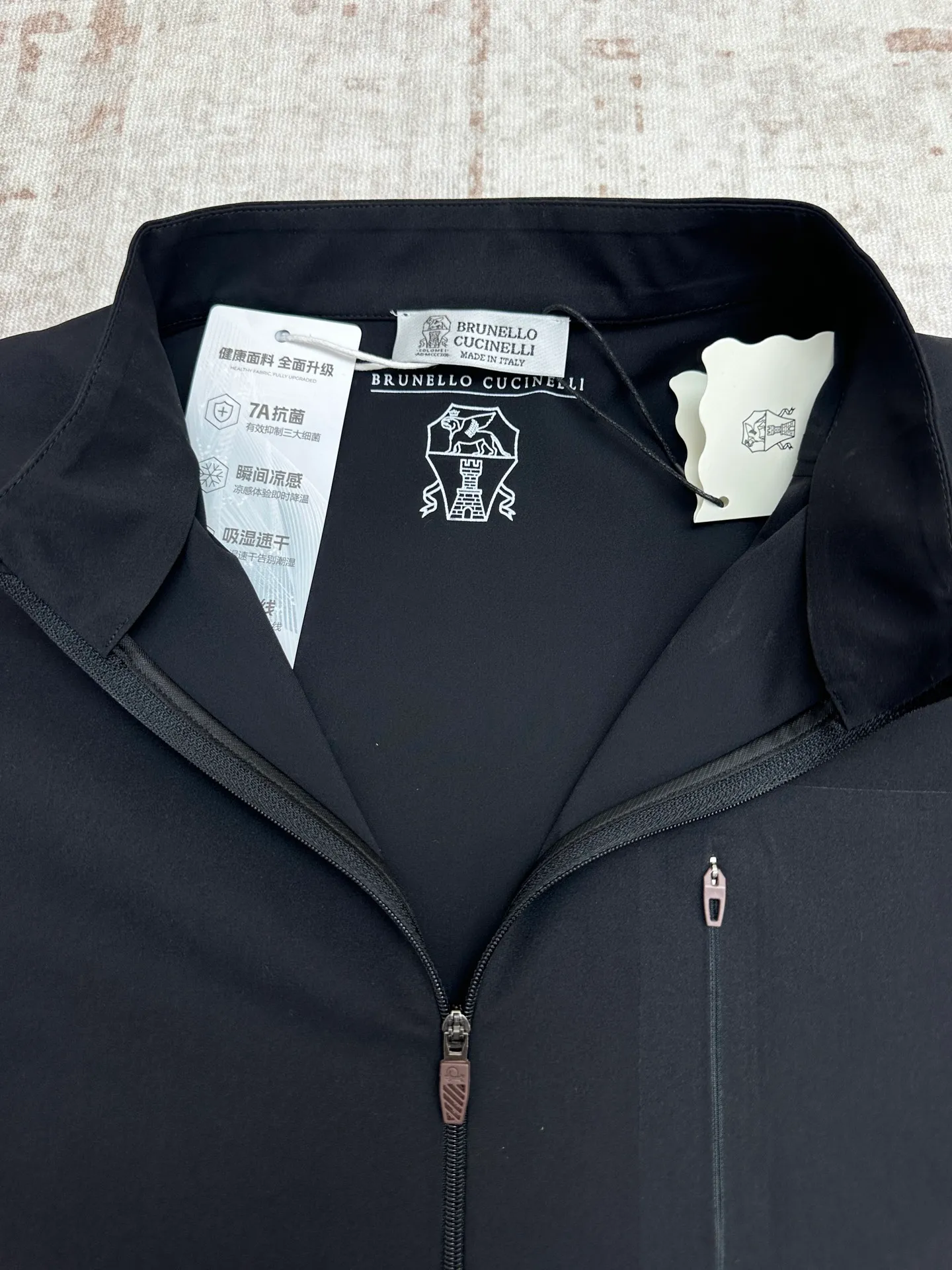 BC 26New Arrival men's stand-up collar quick-drying sun protection clothing is an example of an Italian luxury brand that combines outdoor functionality with premium texture. The brand continues Brunello Cucinelli's iconic low-key luxury tone, integrating exquisite craftsmanship into simple design, suitable for business and leisure, light outdoor and other scenarios. The style adopts a neat stand-up collar + full zipper design, with a hidden zipper pocket on the chest, which combines practicality and sophistication. It is available in three colors: light Khaki, pure white, and Navy Blue. The cut is neat and fitted, modifying the body shape without restricting activities, making it easy to control for daily commuting or light exercise. The fabric is made of Premium quick-drying technical functional fabric, which has a delicate and smooth touch, has a cool body feeling, has excellent moisture absorption and perspiration properties, and does not stick to the body when you sweat. It also has high-efficiency UPF sun protection ability, effectively blocking ultraviolet rays, and meeting the needs of outdoor protection in summer. The fabric has high elasticity and anti-wrinkle Wear-Resistant, which makes it not easy to deform after long-term wear, making it easy to take care of. In terms of details, the zippers are smooth and the edges are neatly wrapped. The overall design combines sports practicality with light luxury texture. It is an ideal item for summer travel. Sizes: M.L.XL.2XL.3XL.4XL